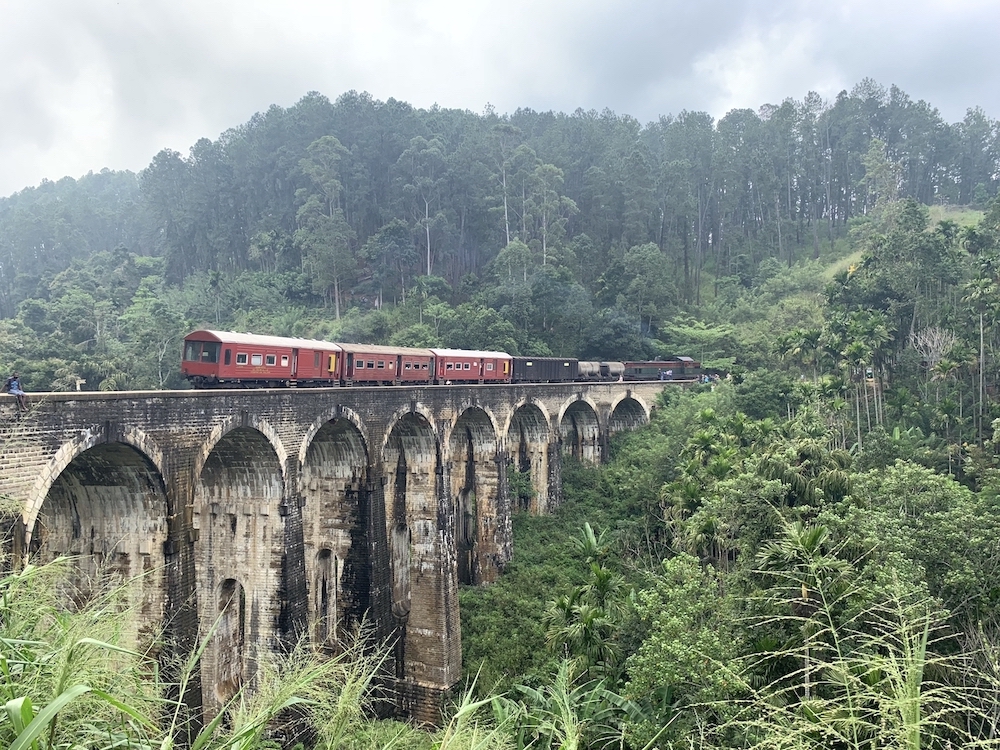 nine arch bridge ella au sri lanka