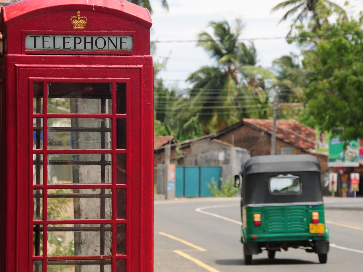 village d'arugam bay cabine téléphonique anglaise au sri lanka