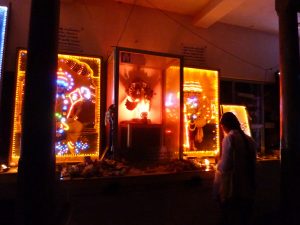 illuminations dans un temple pour poya de mai au sri lanka