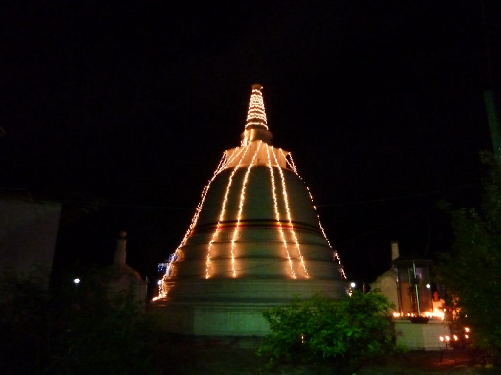 stupa illuminé à tangalle pour vesak