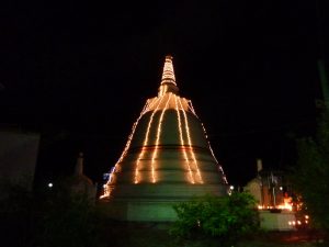 stupa illuminé à tangalle pour vesak