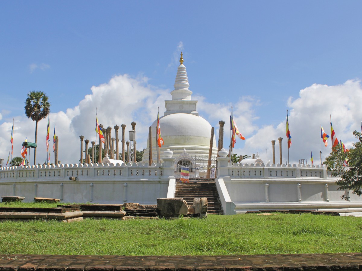 temple bouddhiste site archeologique anuradhapura