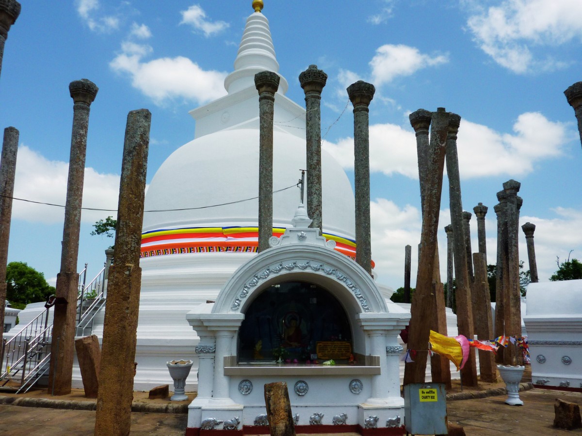 temple bouddhiste colonnes anuradhapura