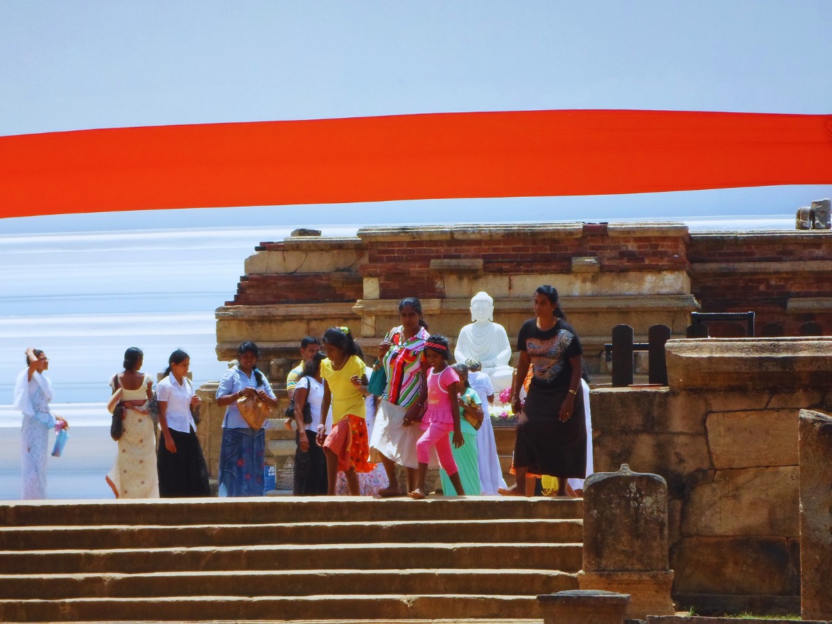 sri lankais qui prient dagoba géant