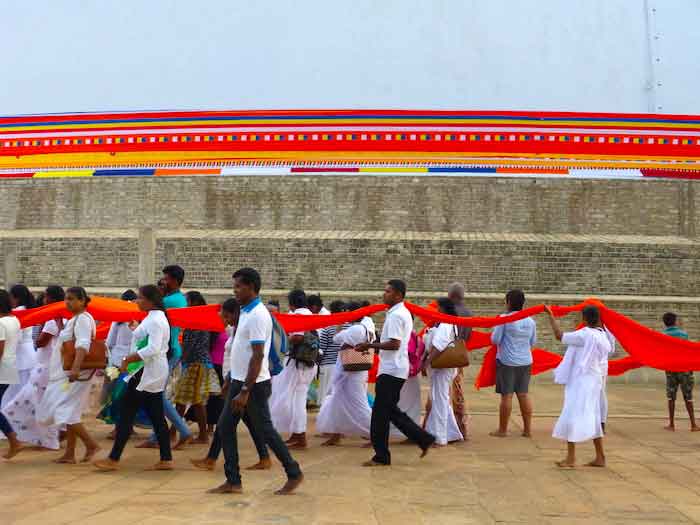 Tongs et Sri Lanka- Stage au Sri-Lanka - procession bouddhiste Tongs et Sri Lanka- Stage au Sri-Lanka - procession bouddhiste