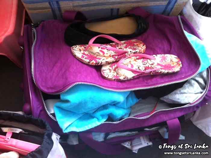 Tongs et valise prêtes pour le Sri Lanka Tongs et valise prêtes pour le Sri Lanka