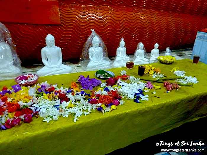 petits bouddha au temple par Tongs et Sri Lanka