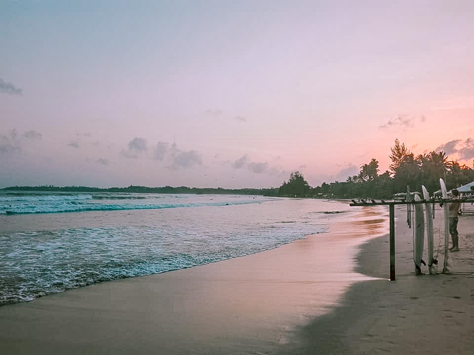surfer à weligama au sri lanka