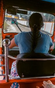 julie conduit un tuk tuk-2