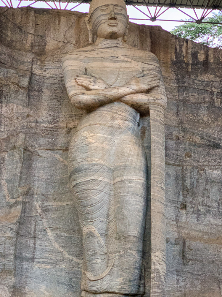 voyage virtuel : bouddha debout