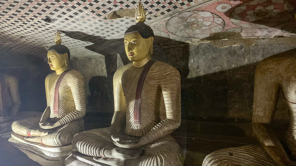 statues dambulla
