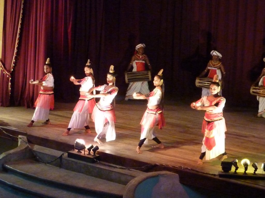 spectacle danses kandyennes