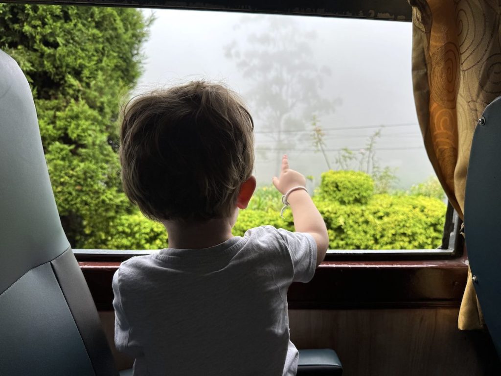 enfant train au sri lanka