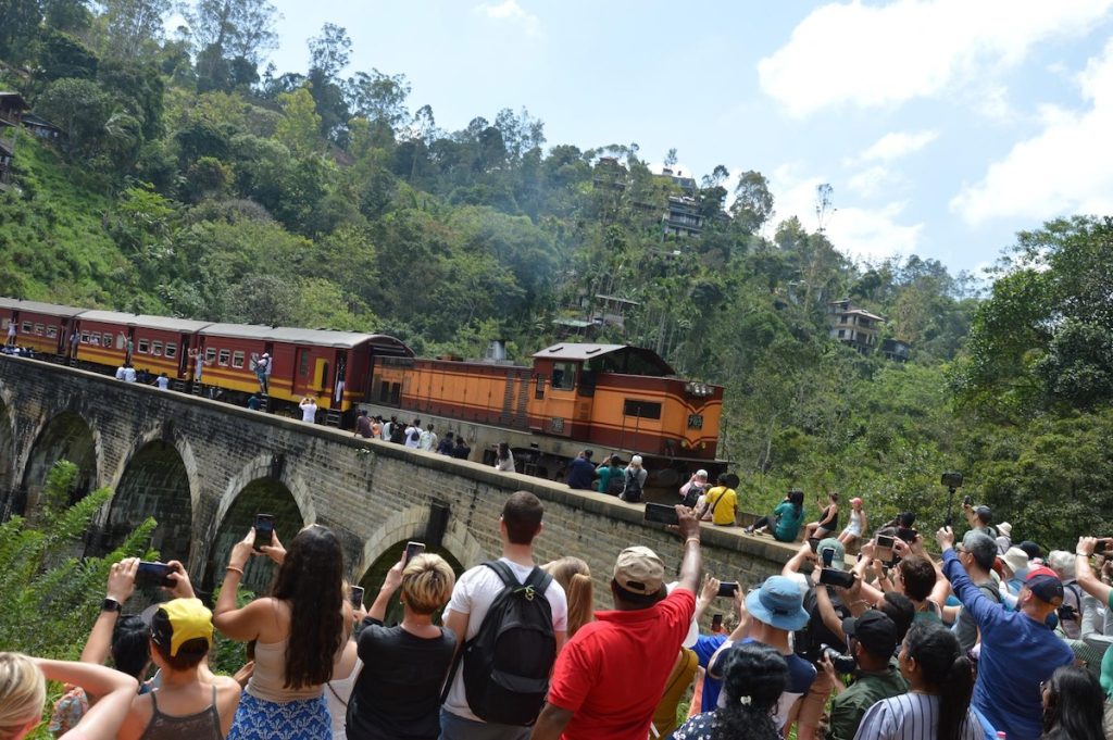 photo nine arch bridge au sri lanka et la foule de touristes