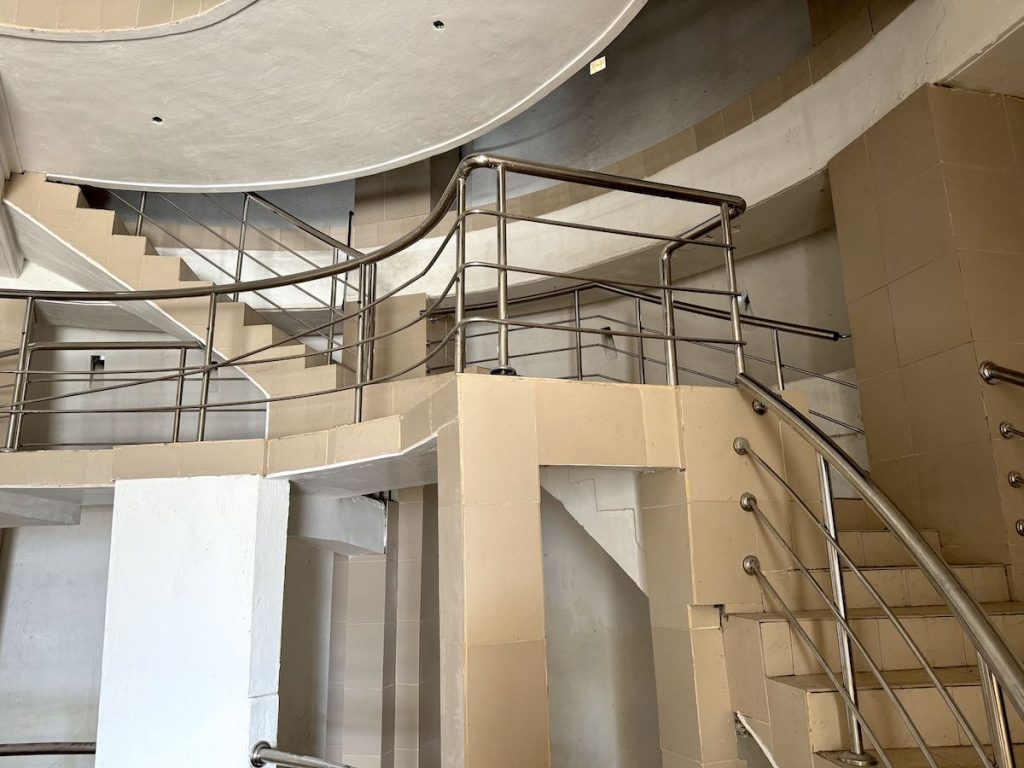 intérieur de la tour, on y voit des escaliers