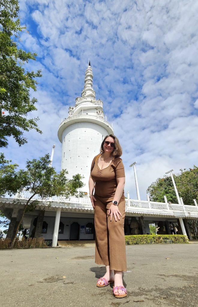 caroline tongs et sri lanka qui pose devant ambuluwawa tower