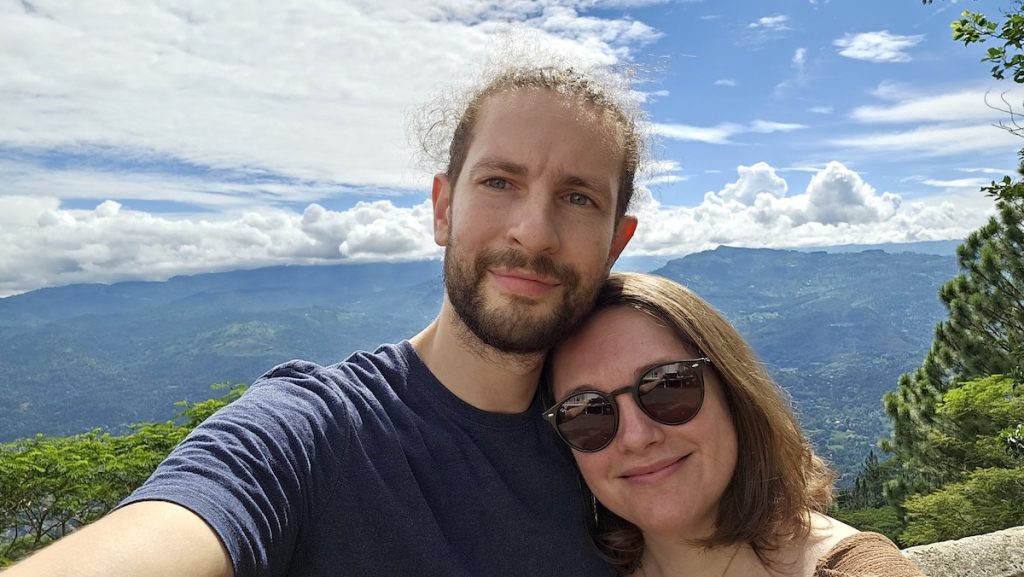 caroline tongs et sri lanka et son mari qui posent devant ambuluwawa tower
