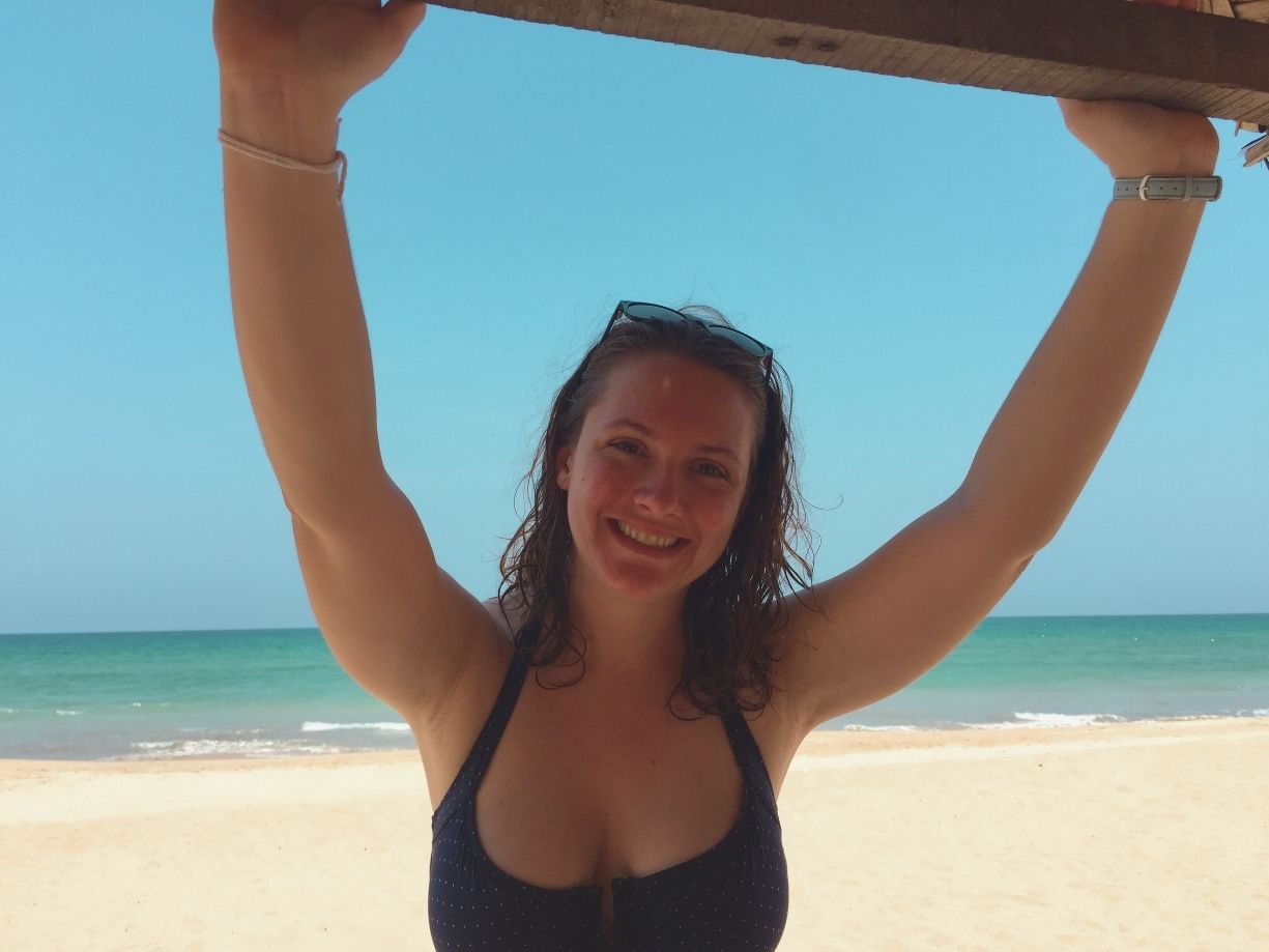 Caroline de tongs et Sri Lanka à Nilaveli au Sri Lanka