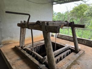 puits d'extraction de pierres précieuses au sri lanka